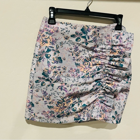 Zara Women’s Floral Feminine Flirty Ruched Ruffle Mini Skirt Size Medium - Picture 3 of 5